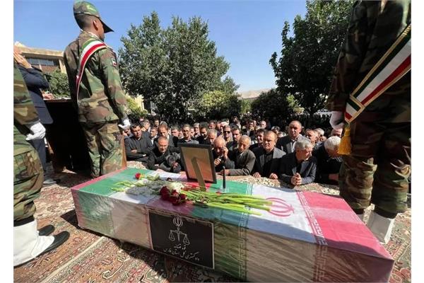 حضور کارکنان اداره کل اموال و املاک استان فارس در مراسم تشییع شهید احسان باقری